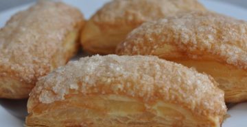 Язычки из слоеного теста с сахаром